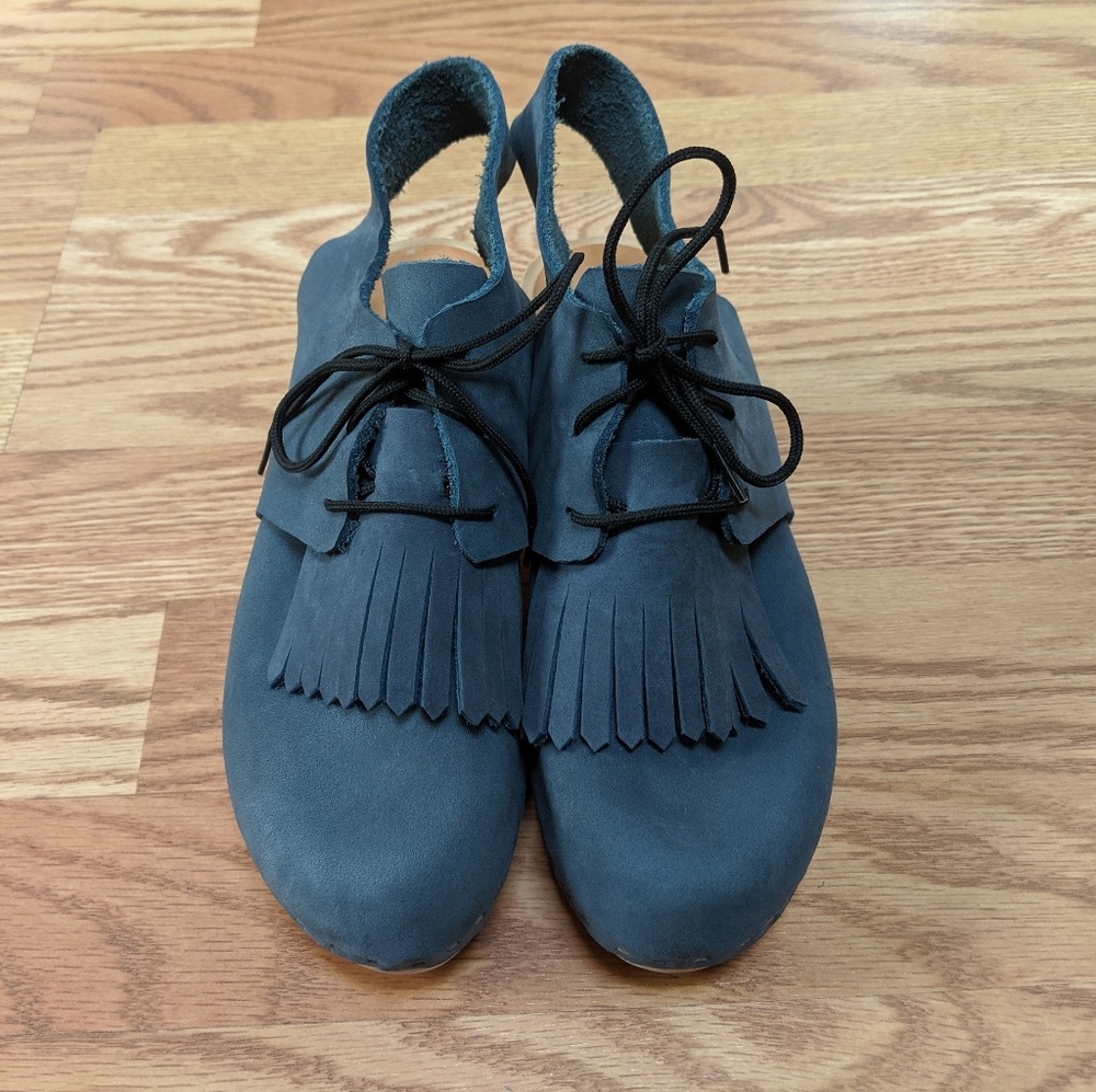 NEW Bryr Sofie Mid Heel w Removable Skirt